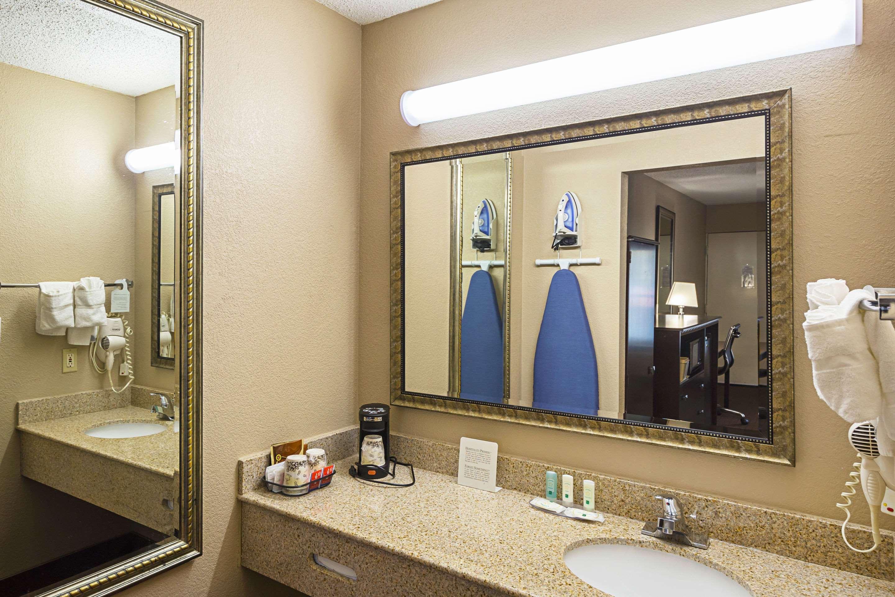 Quality Inn & Suites Greenville - Haywood Mall Екстер'єр фото